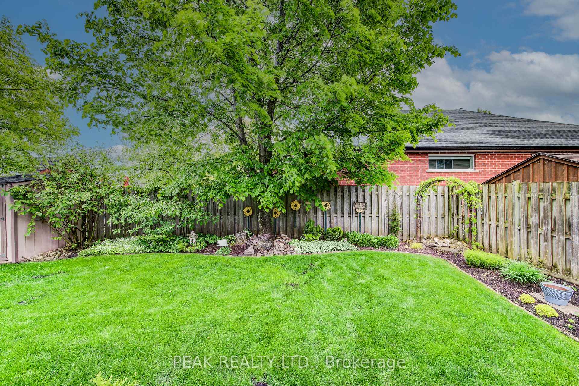 Photo 44 of 415 Lake Louise Boulevard, Waterloo — HOMEH