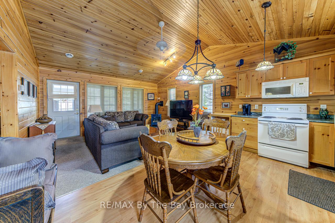 Photo 4 of 44 Cabin Crescent, Wasaga Beach — HOMEH