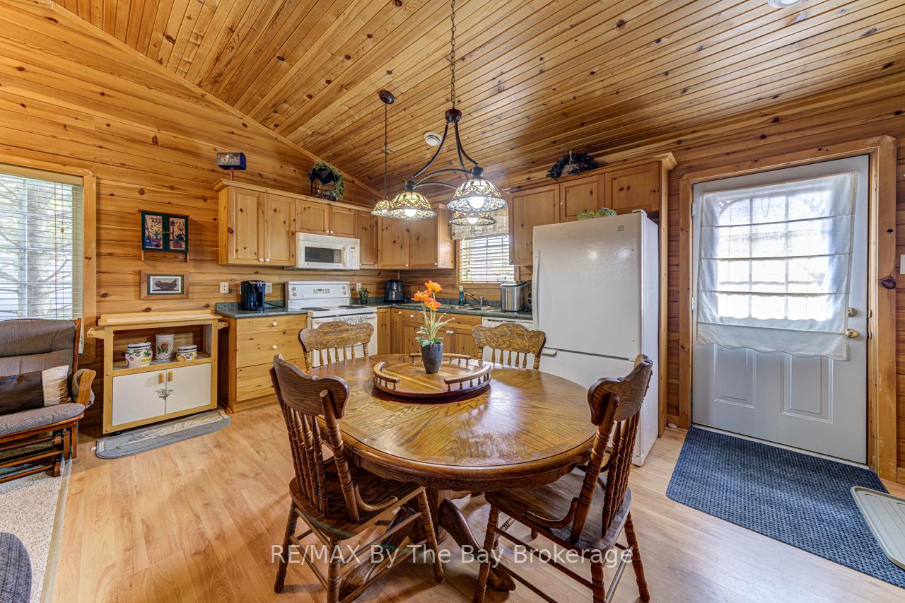 Photo 5 of 44 Cabin Crescent, Wasaga Beach — HOMEH