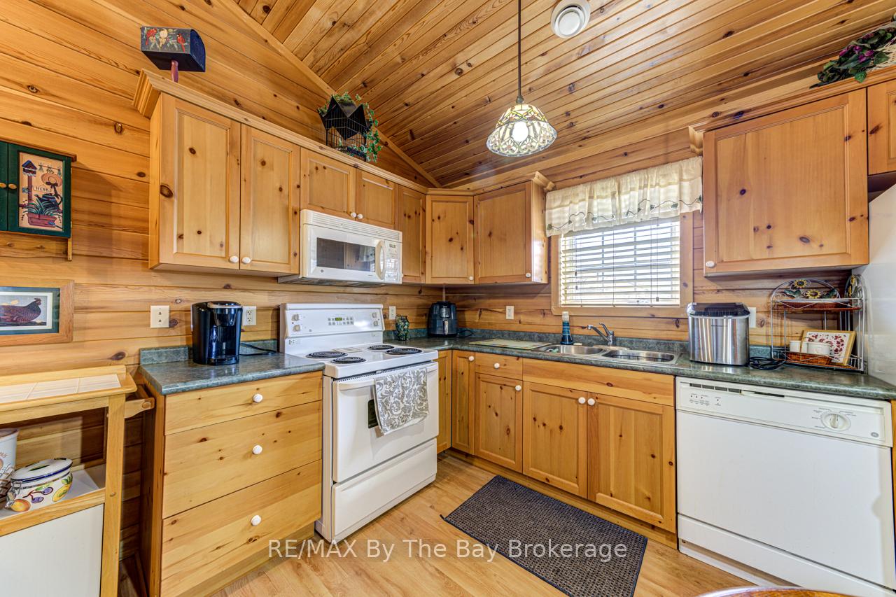 Photo 7 of 44 Cabin Crescent, Wasaga Beach — HOMEH