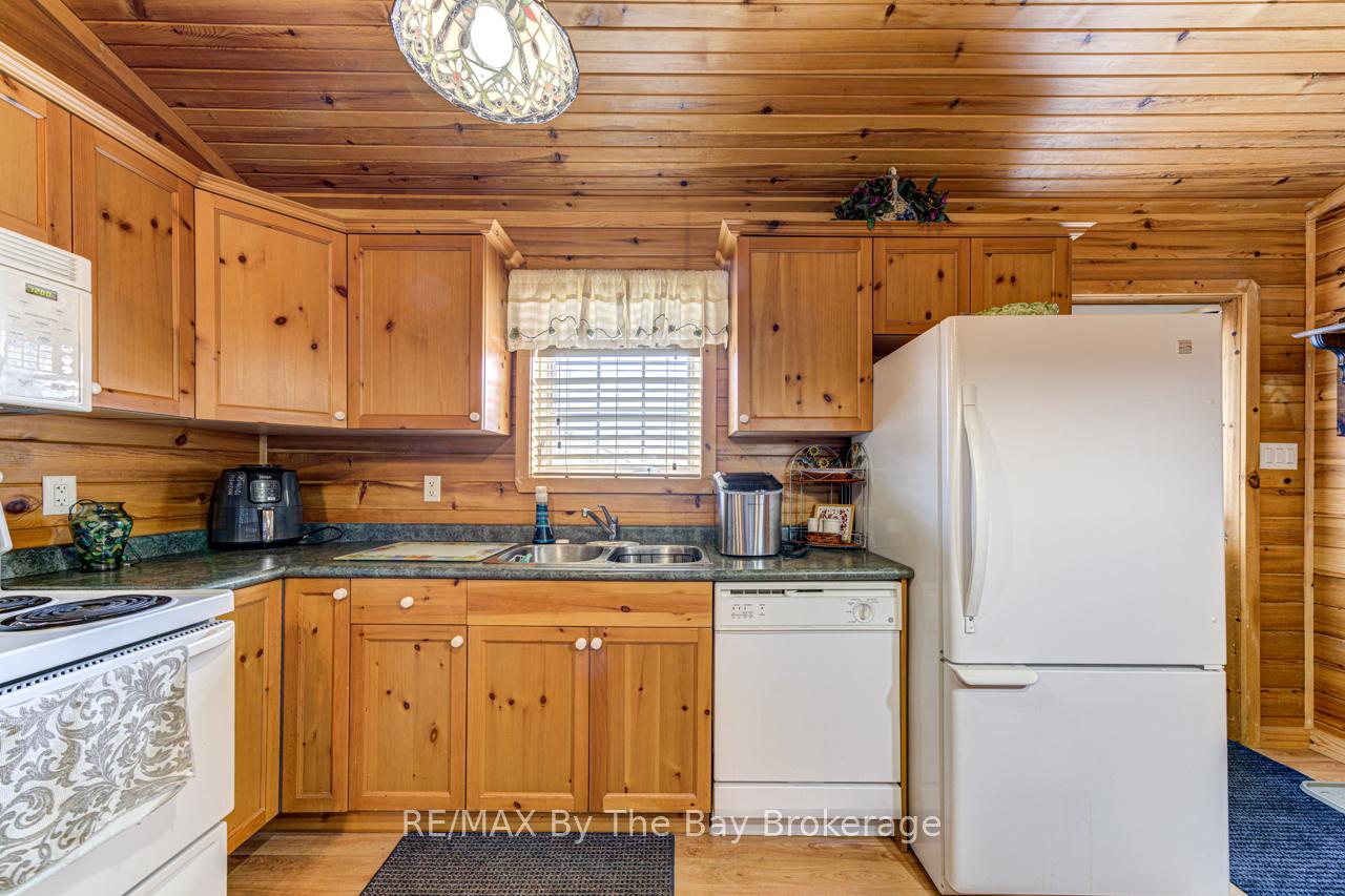 Photo 8 of 44 Cabin Crescent, Wasaga Beach — HOMEH