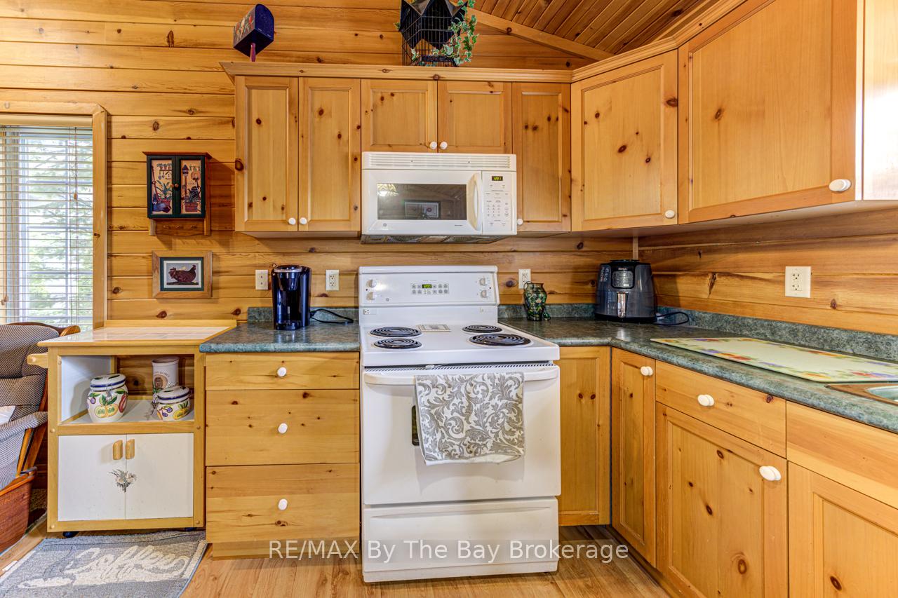 Photo 9 of 44 Cabin Crescent, Wasaga Beach — HOMEH