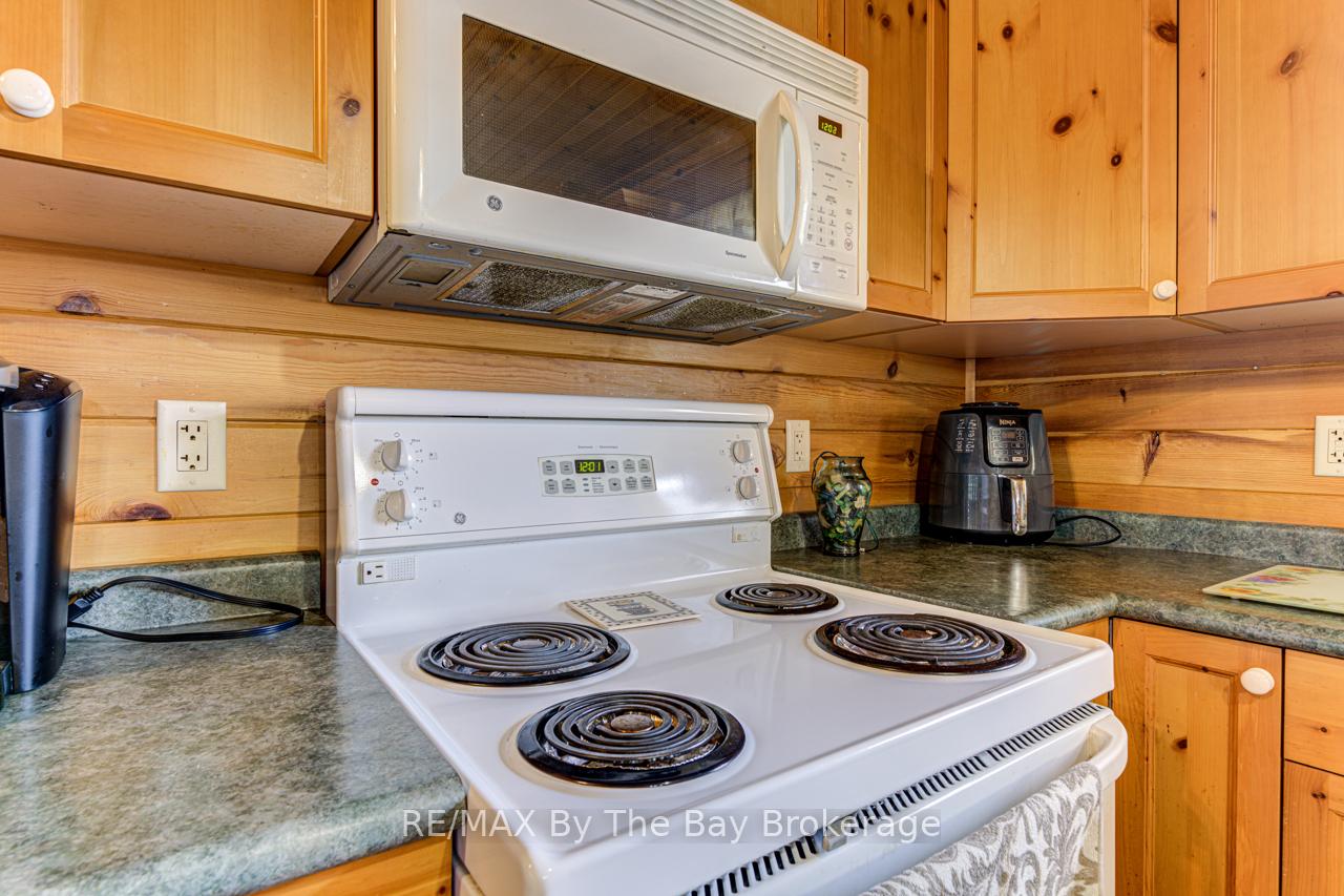 Photo 10 of 44 Cabin Crescent, Wasaga Beach — HOMEH