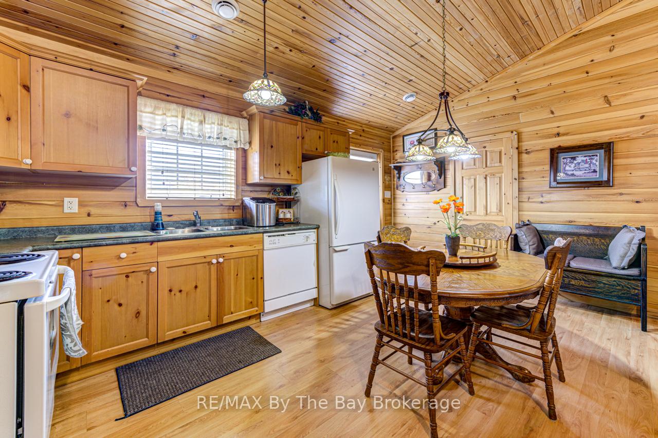 Photo 12 of 44 Cabin Crescent, Wasaga Beach — HOMEH