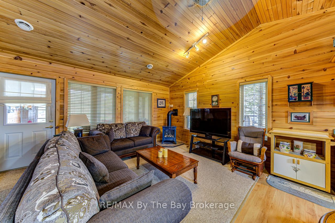 Photo 15 of 44 Cabin Crescent, Wasaga Beach — HOMEH