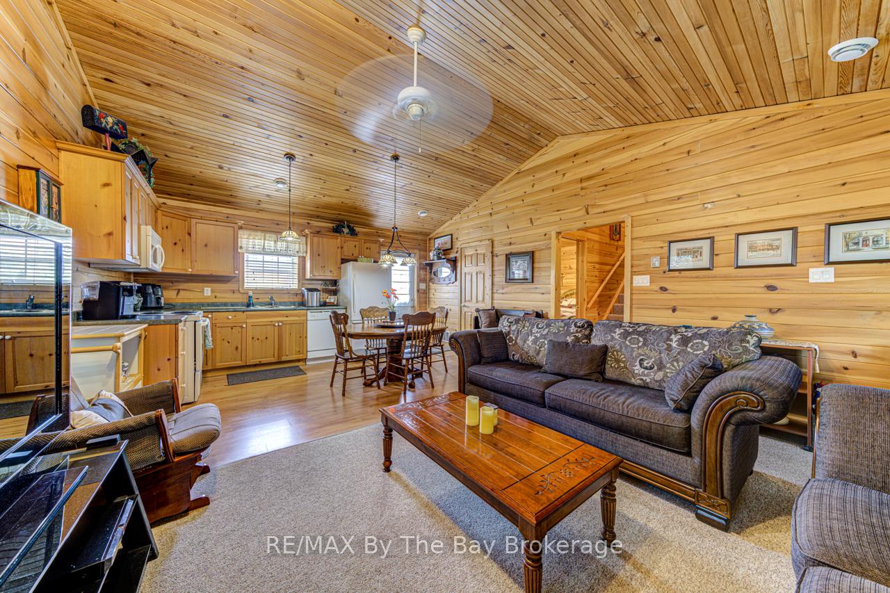 Photo 17 of 44 Cabin Crescent, Wasaga Beach — HOMEH