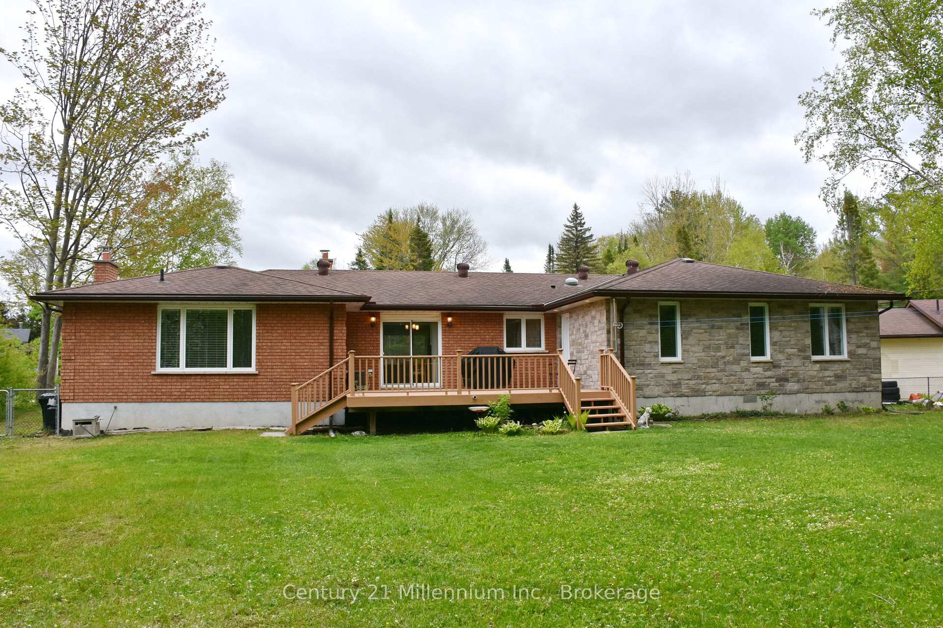 Photo 4 of 48 Indianola Crescent, Wasaga Beach — HOMEH
