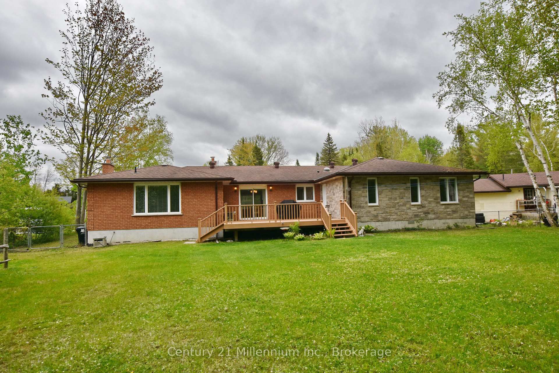 Photo 10 of 48 Indianola Crescent, Wasaga Beach — HOMEH