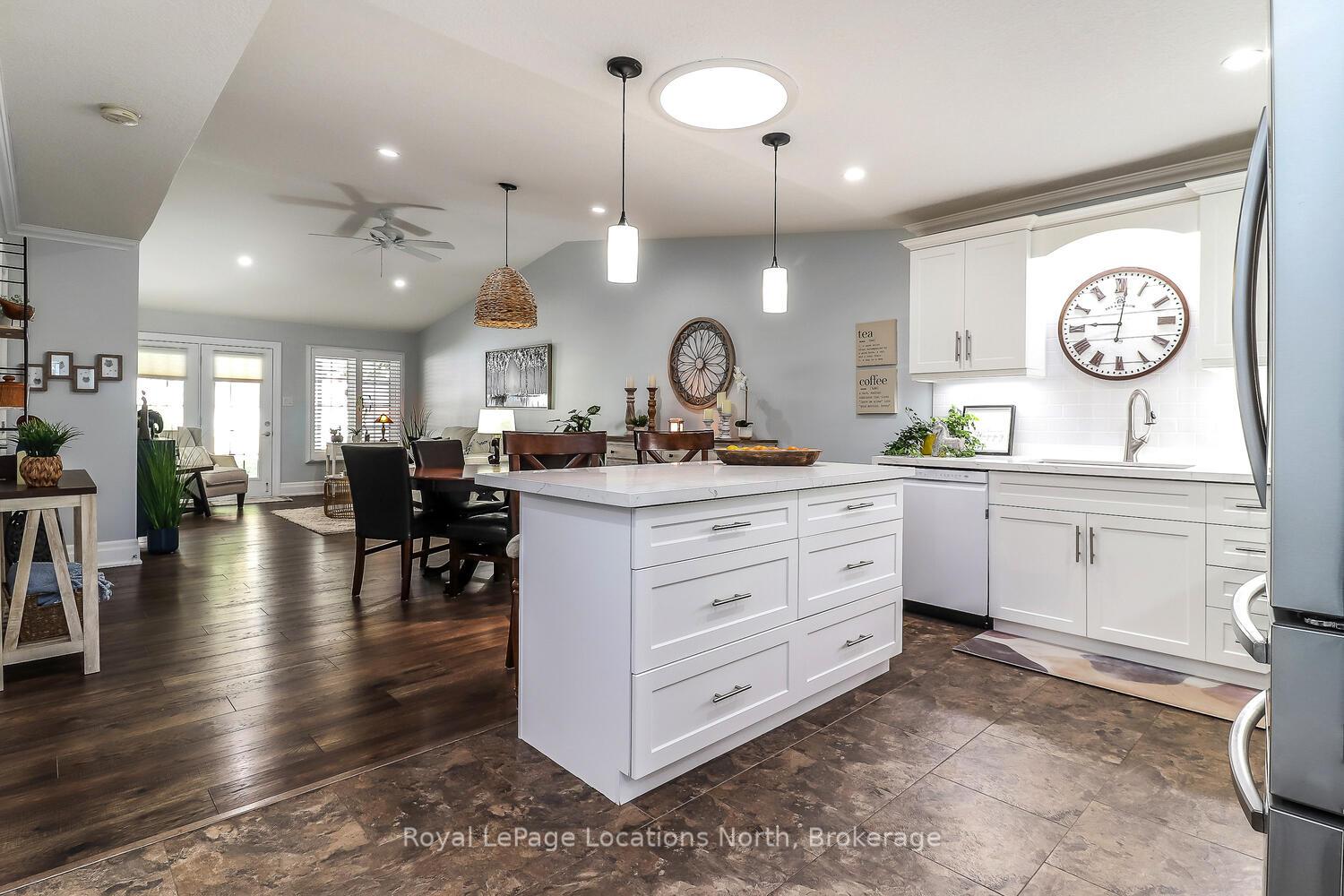 Photo 7 of 56 Garden Grove Crescent, Wasaga Beach — HOMEH
