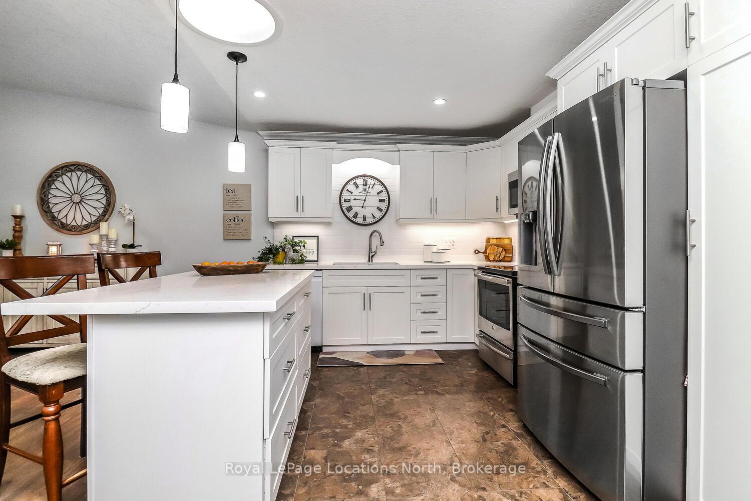 Photo 8 of 56 Garden Grove Crescent, Wasaga Beach — HOMEH