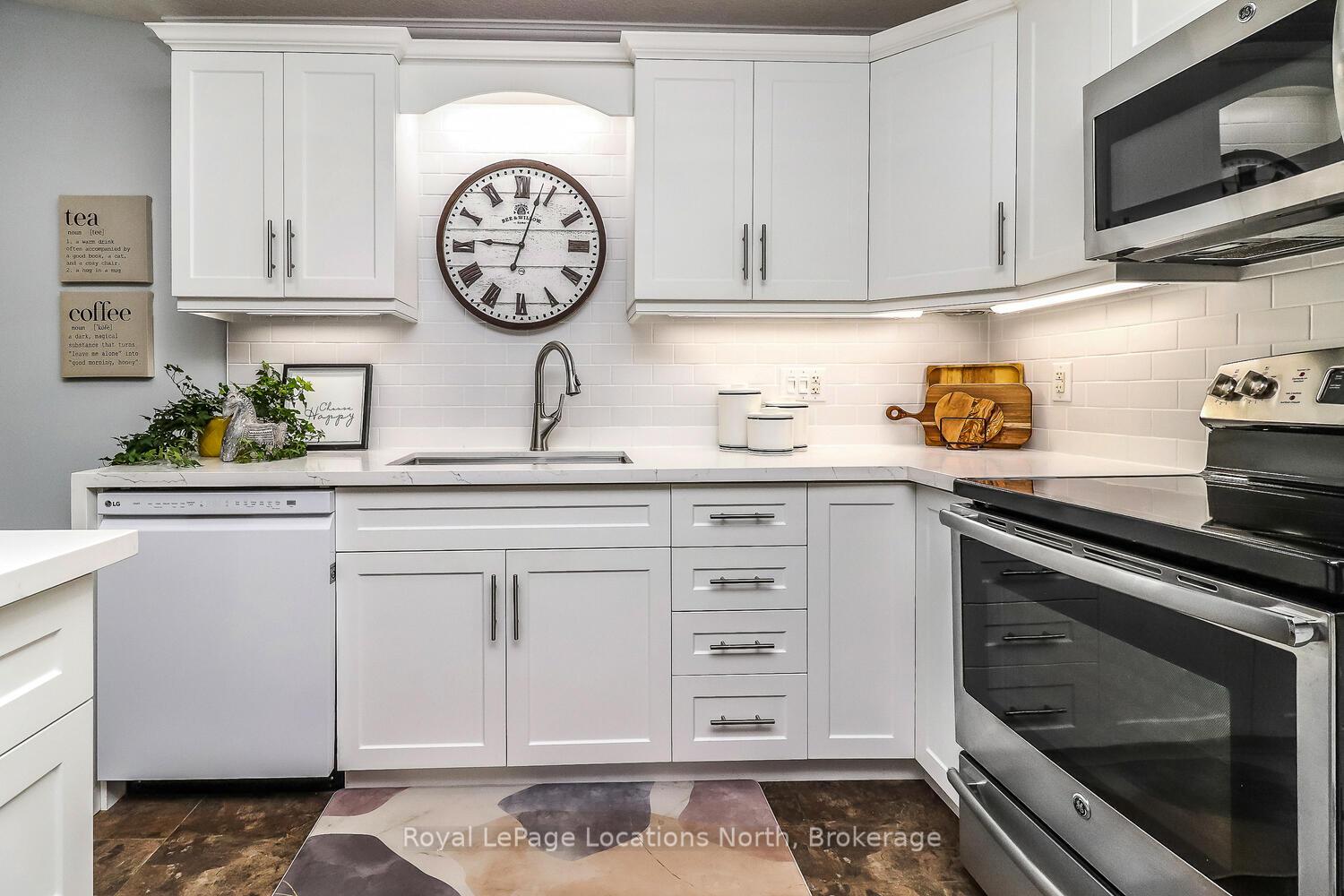 Photo 9 of 56 Garden Grove Crescent, Wasaga Beach — HOMEH