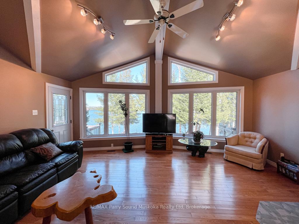 Photo 17 of 471 North Meadowcove Road, Whitestone, Hagerman — HOMEH