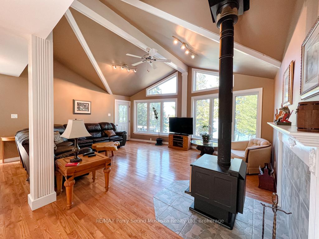 Photo 18 of 471 North Meadowcove Road, Whitestone, Hagerman — HOMEH
