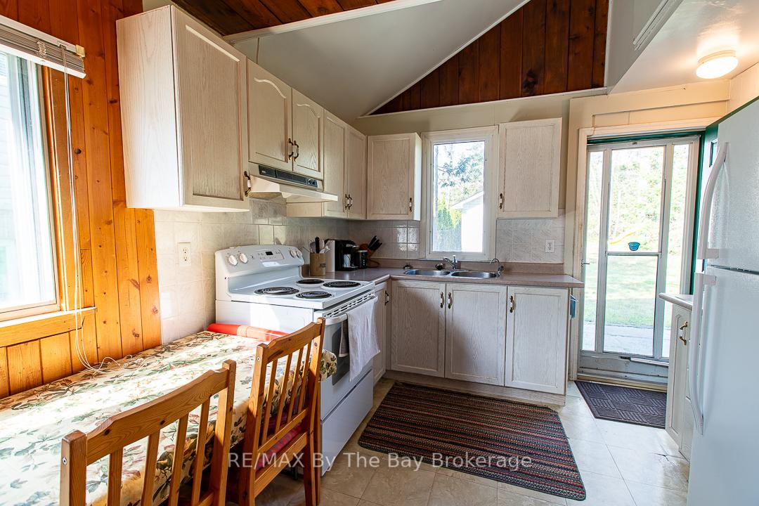 Photo 11 of 28 60th Street S, Wasaga Beach — HOMEH