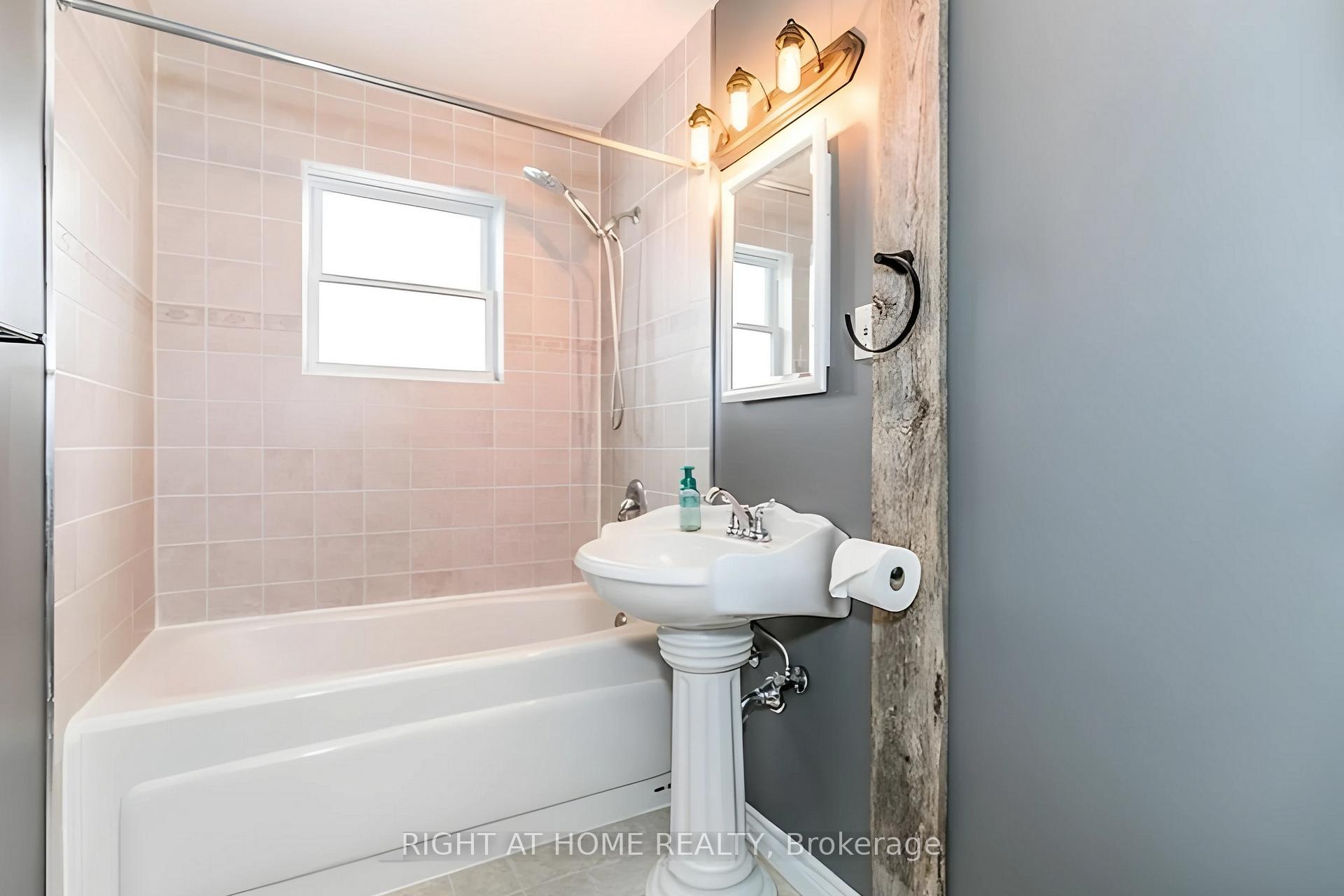 Photo 7 of Unit Upper, 5 Shannon Street, Barrie, Wellington — HOMEH