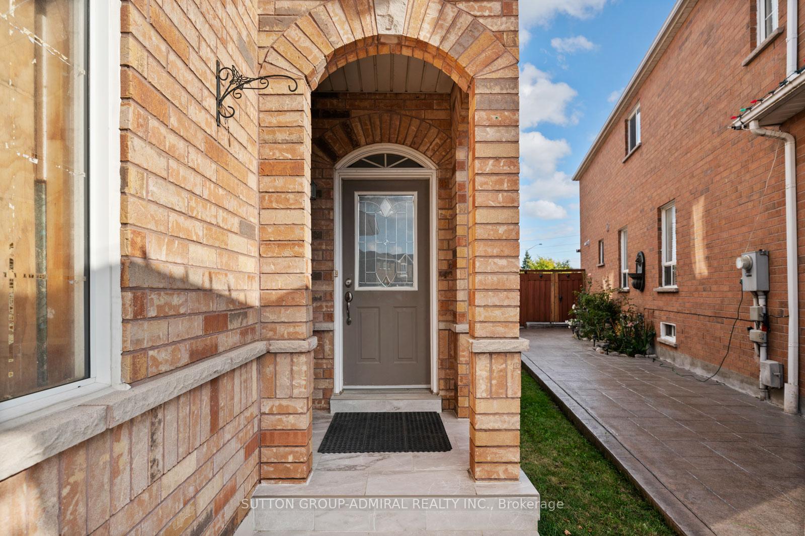 Photo 2 of 25 Umbria Crescent, Vaughan, West Woodbridge — HOMEH