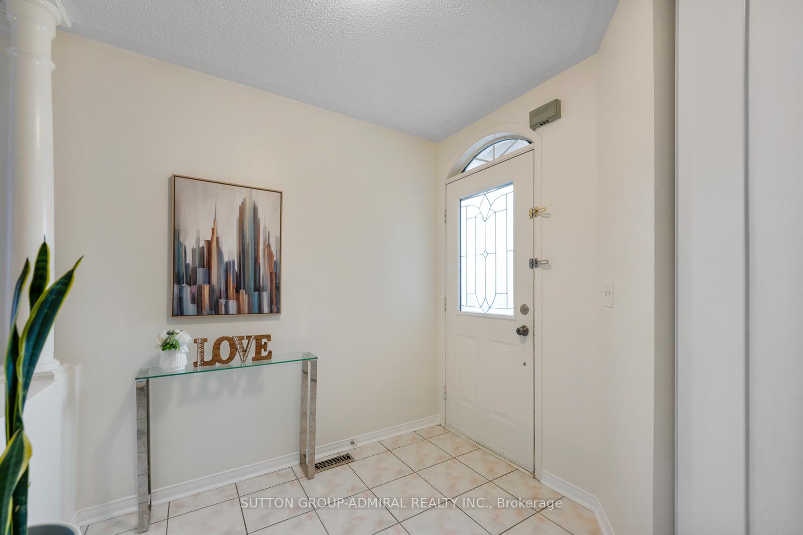 Photo 3 of 25 Umbria Crescent, Vaughan, West Woodbridge — HOMEH