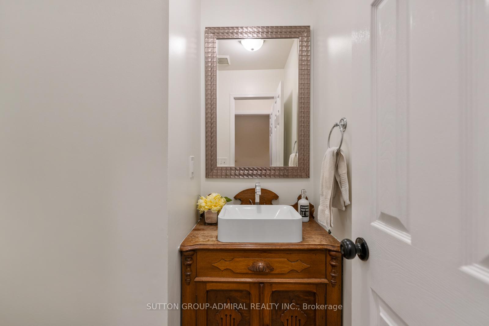 Photo 4 of 25 Umbria Crescent, Vaughan, West Woodbridge — HOMEH