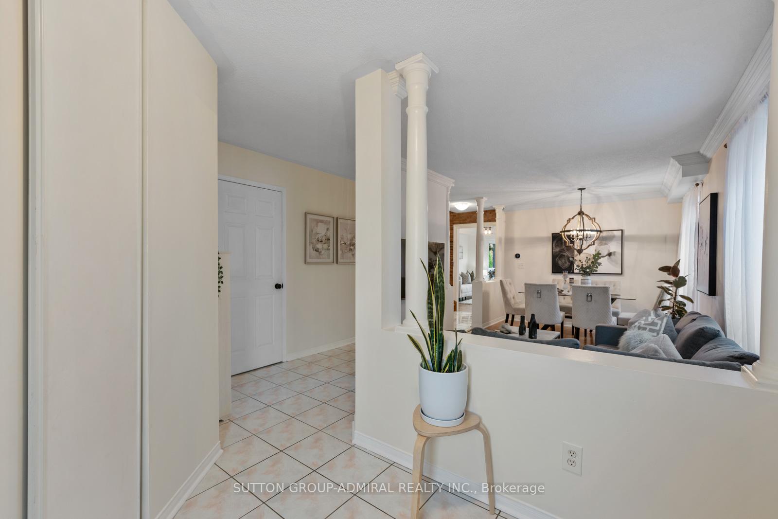 Photo 5 of 25 Umbria Crescent, Vaughan, West Woodbridge — HOMEH
