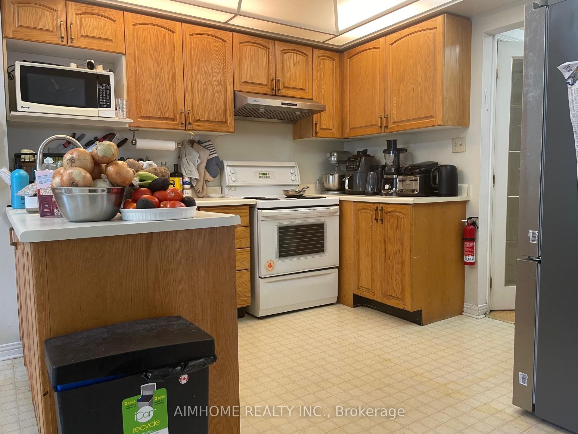 Photo 6 of 61 Springfield Way, Vaughan, Crestwood-Springfarm-Yorkhill — HOMEH