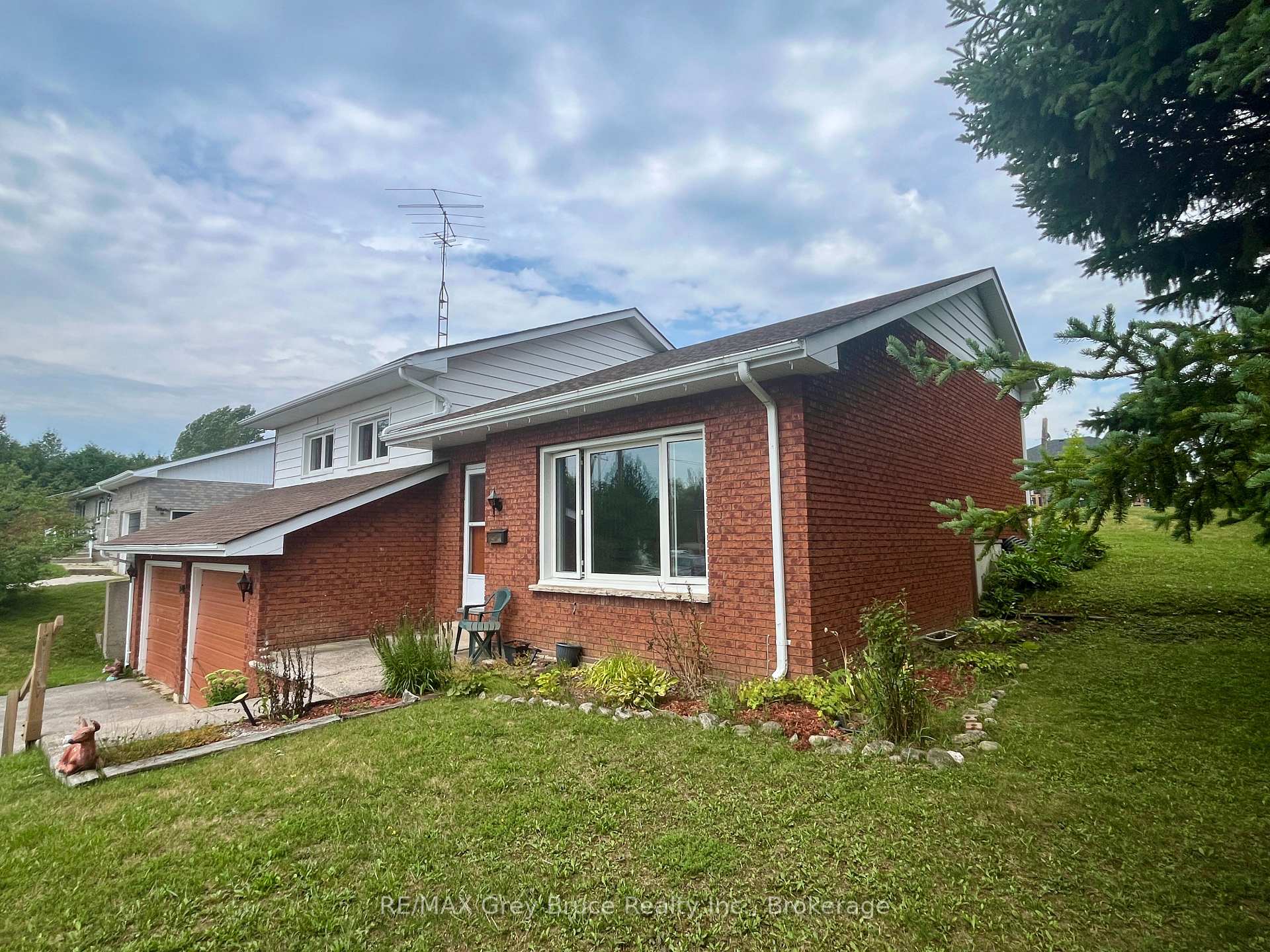 Photo 2 of 82 Brook Street W, Arran-Elderslie — HOMEH