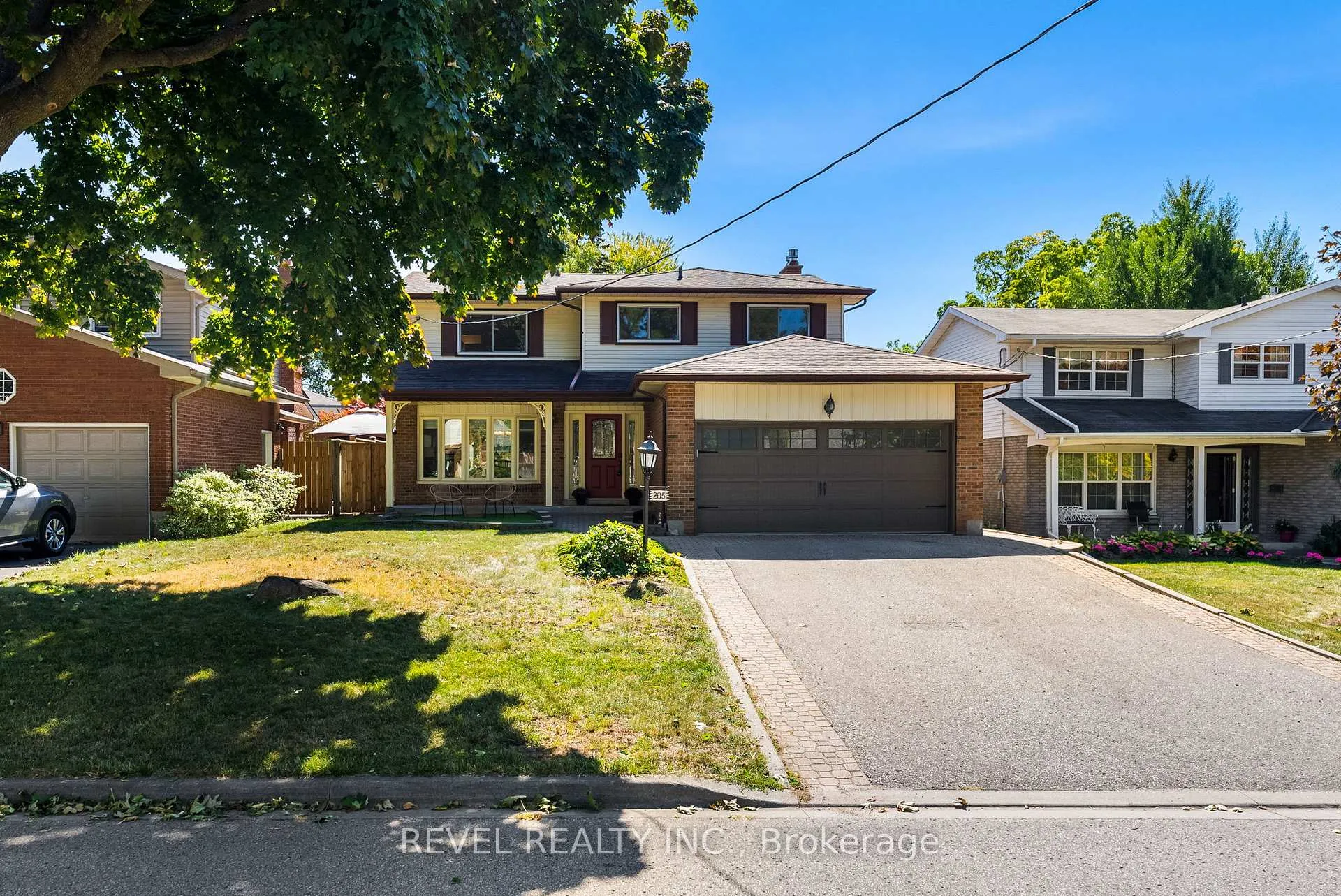 Photo 3 of 205 Ontario Street E, Whitby, Downtown Whitby — HOMEH