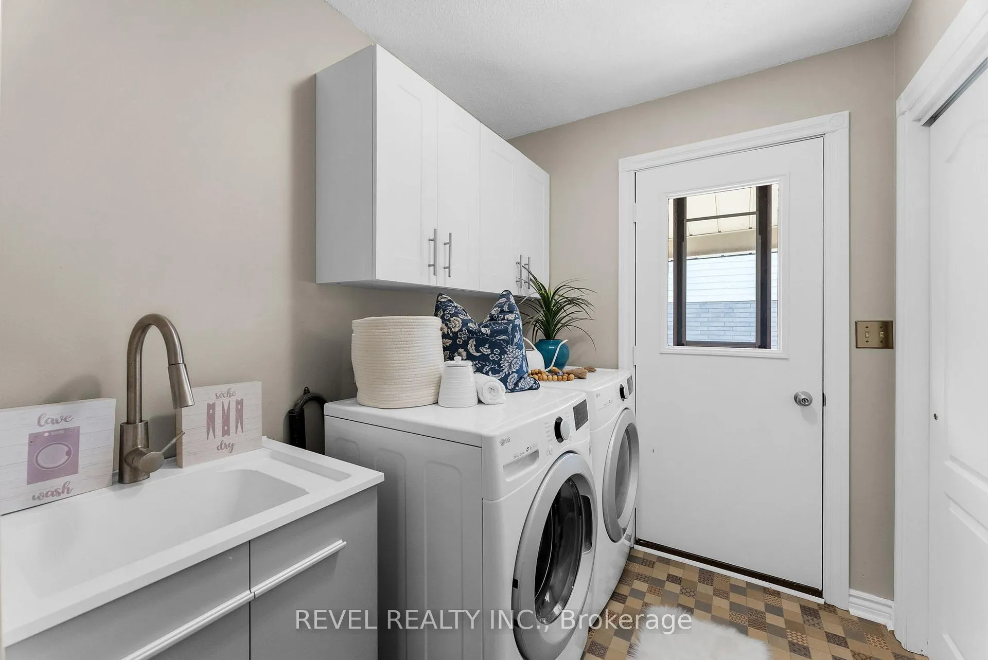 Photo 16 of 205 Ontario Street E, Whitby, Downtown Whitby — HOMEH