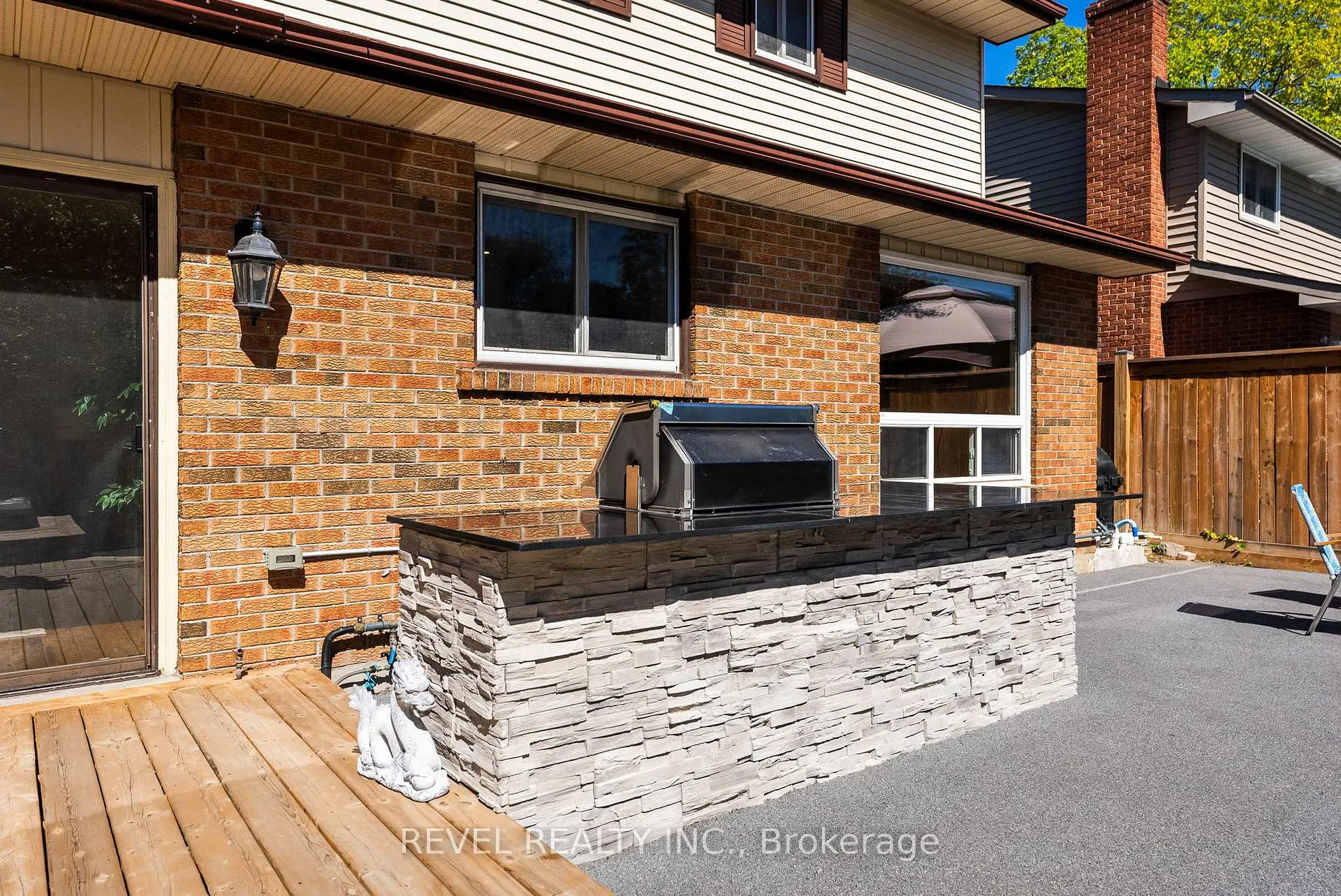 Photo 35 of 205 Ontario Street E, Whitby, Downtown Whitby — HOMEH
