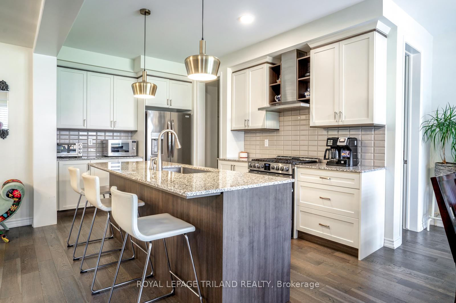Photo 11 of 63 Ten Pines Road, Vaughan, Kleinburg — HOMEH
