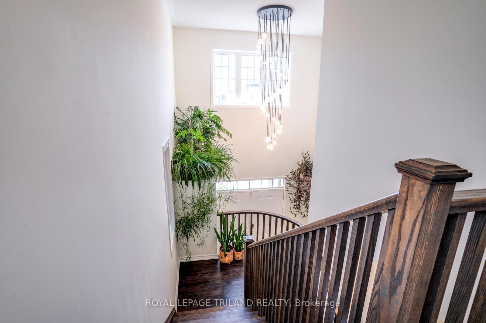 Photo 23 of 63 Ten Pines Road, Vaughan, Kleinburg — HOMEH