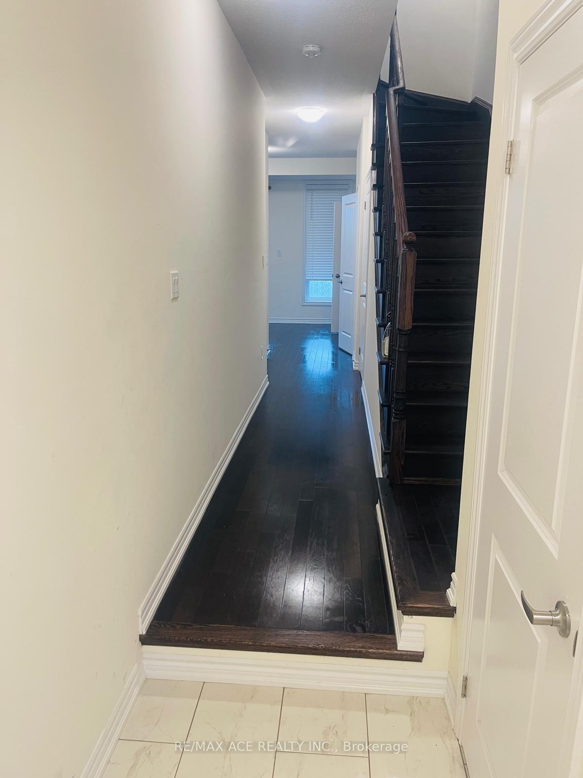 Photo 2 of 39 Lake Trail Way, Whitby, Brooklin — HOMEH