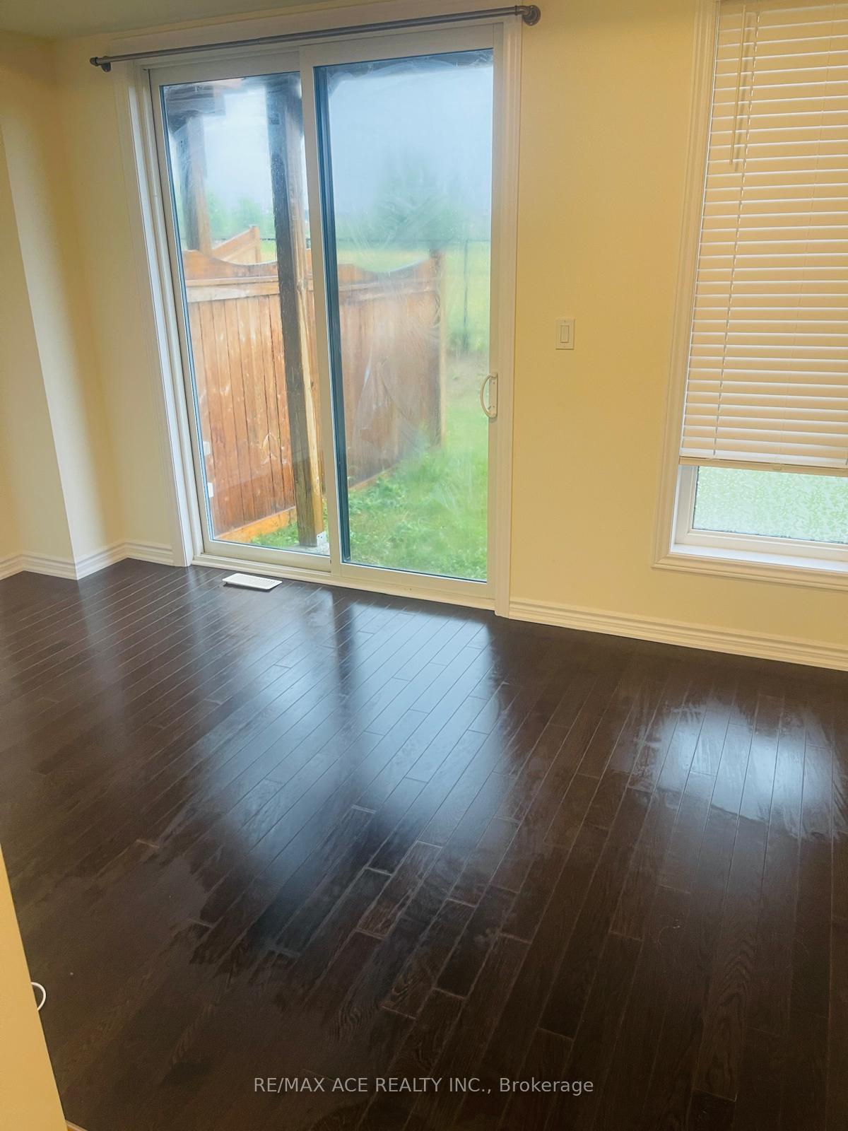 Photo 3 of 39 Lake Trail Way, Whitby, Brooklin — HOMEH