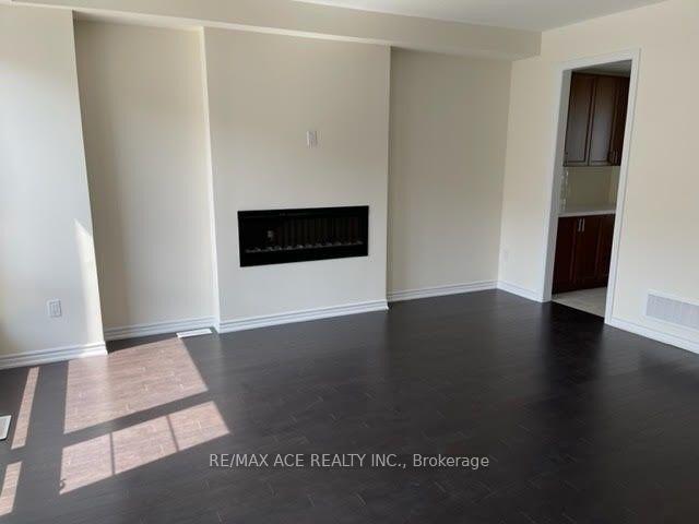 Photo 4 of 39 Lake Trail Way, Whitby, Brooklin — HOMEH