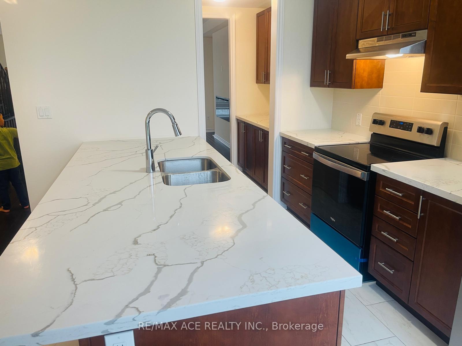 Photo 7 of 39 Lake Trail Way, Whitby, Brooklin — HOMEH