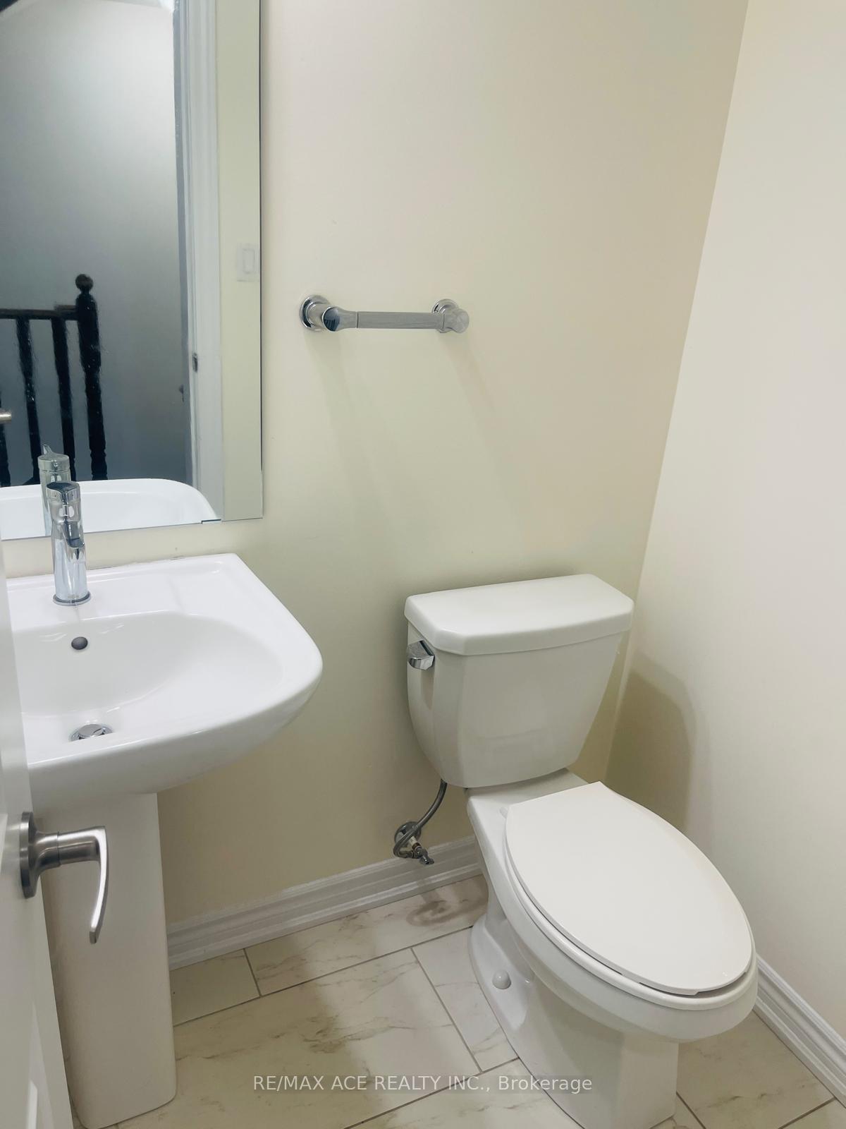 Photo 10 of 39 Lake Trail Way, Whitby, Brooklin — HOMEH