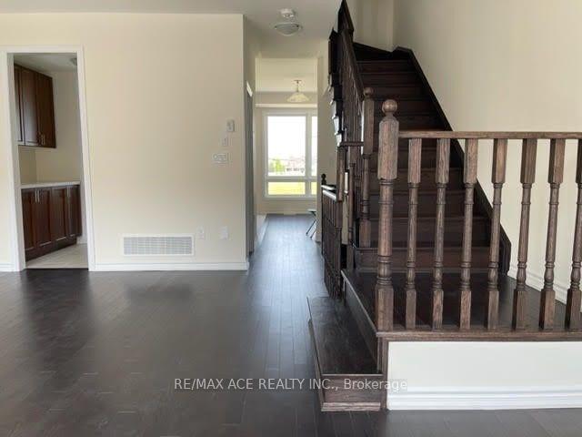 Photo 12 of 39 Lake Trail Way, Whitby, Brooklin — HOMEH