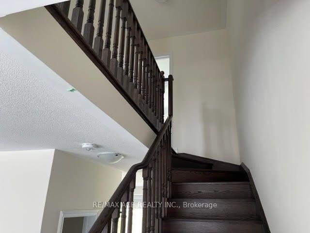 Photo 14 of 39 Lake Trail Way, Whitby, Brooklin — HOMEH