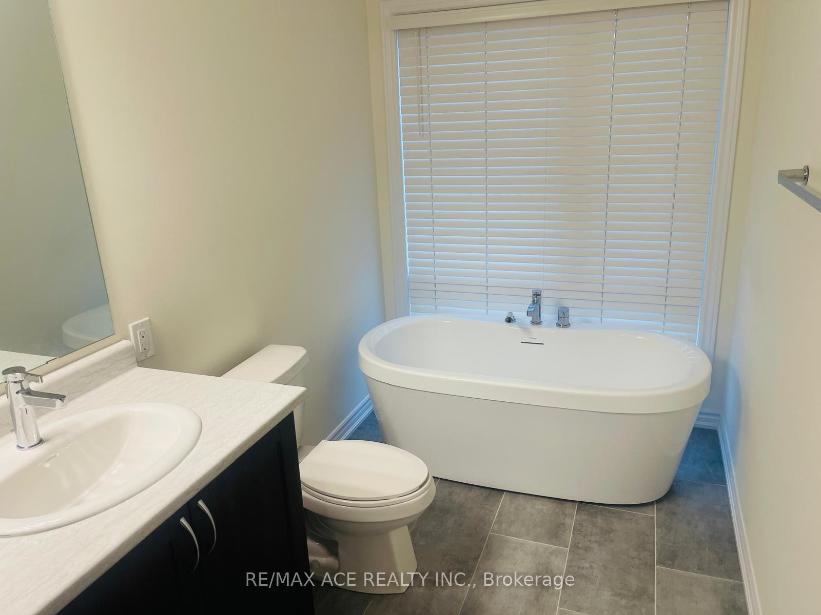 Photo 23 of 39 Lake Trail Way, Whitby, Brooklin — HOMEH