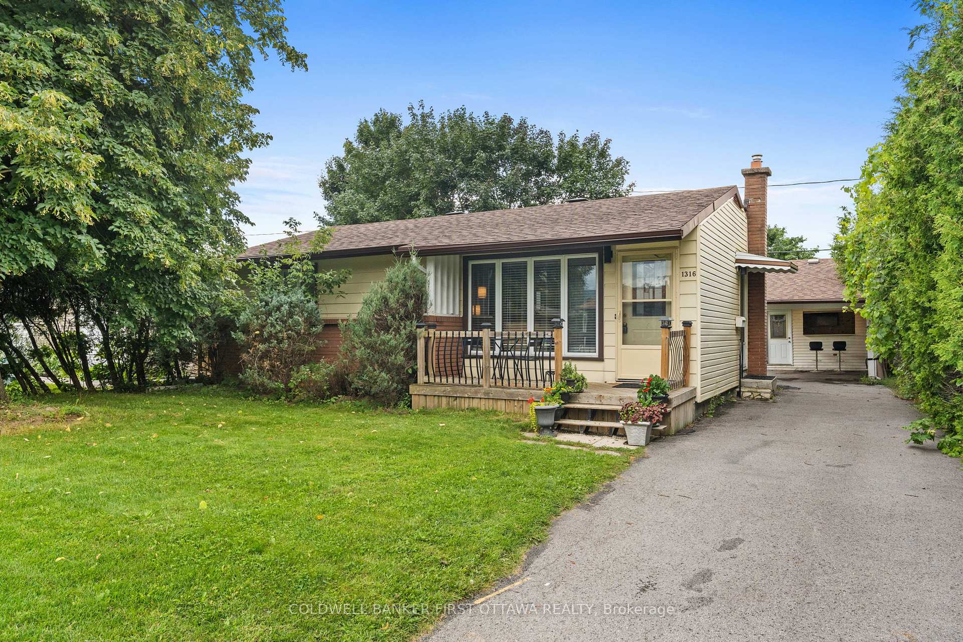 Photo 1 of 1316 Avenue U, Ottawa, Eastway Gardens/Industrial Park — HOMEH