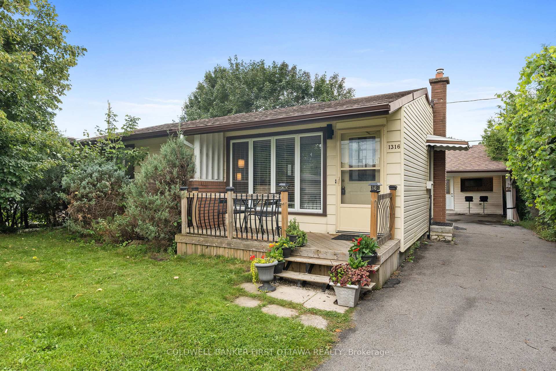Photo 2 of 1316 Avenue U, Ottawa, Eastway Gardens/Industrial Park — HOMEH