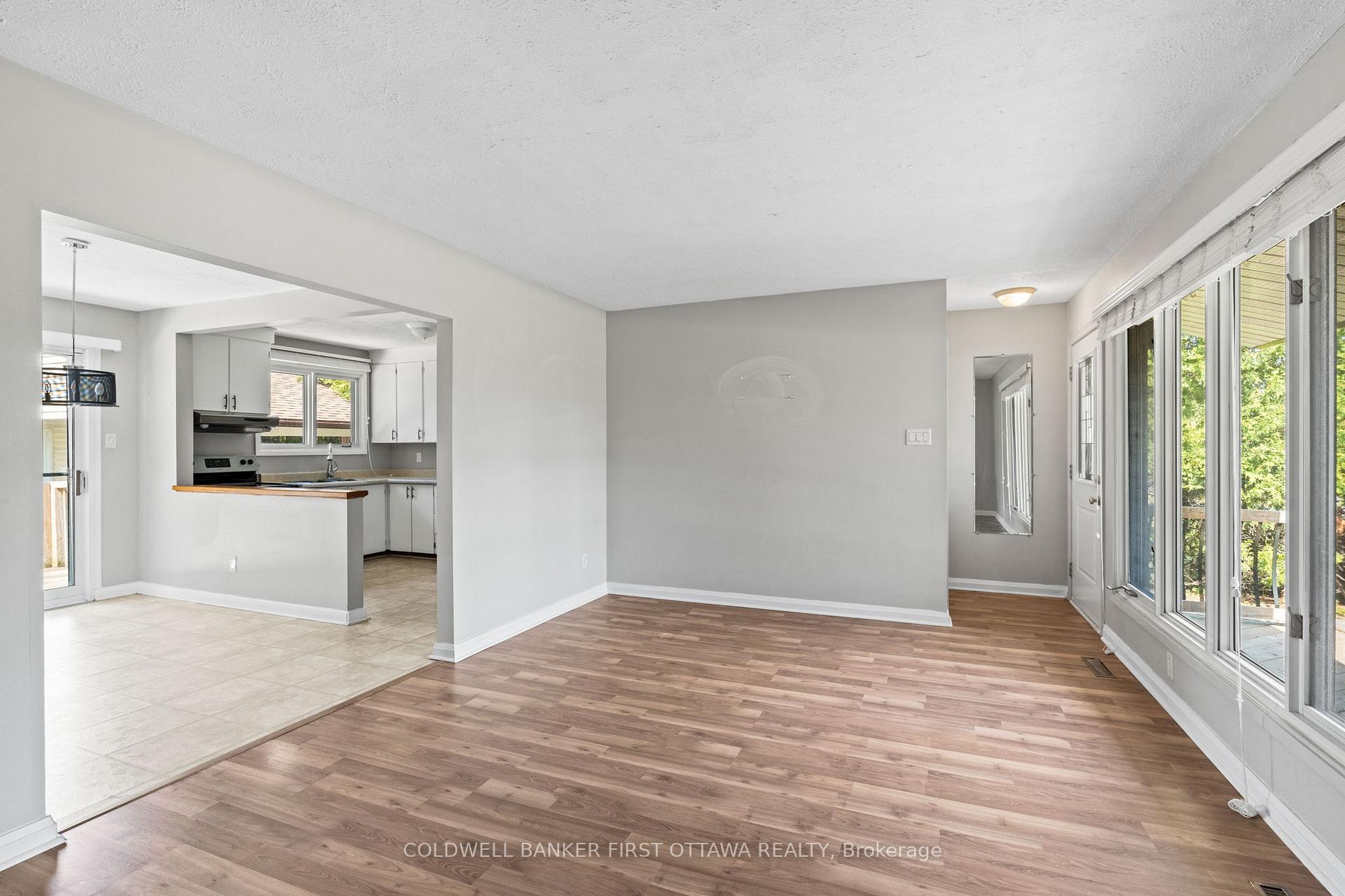 Photo 6 of 1316 Avenue U, Ottawa, Eastway Gardens/Industrial Park — HOMEH