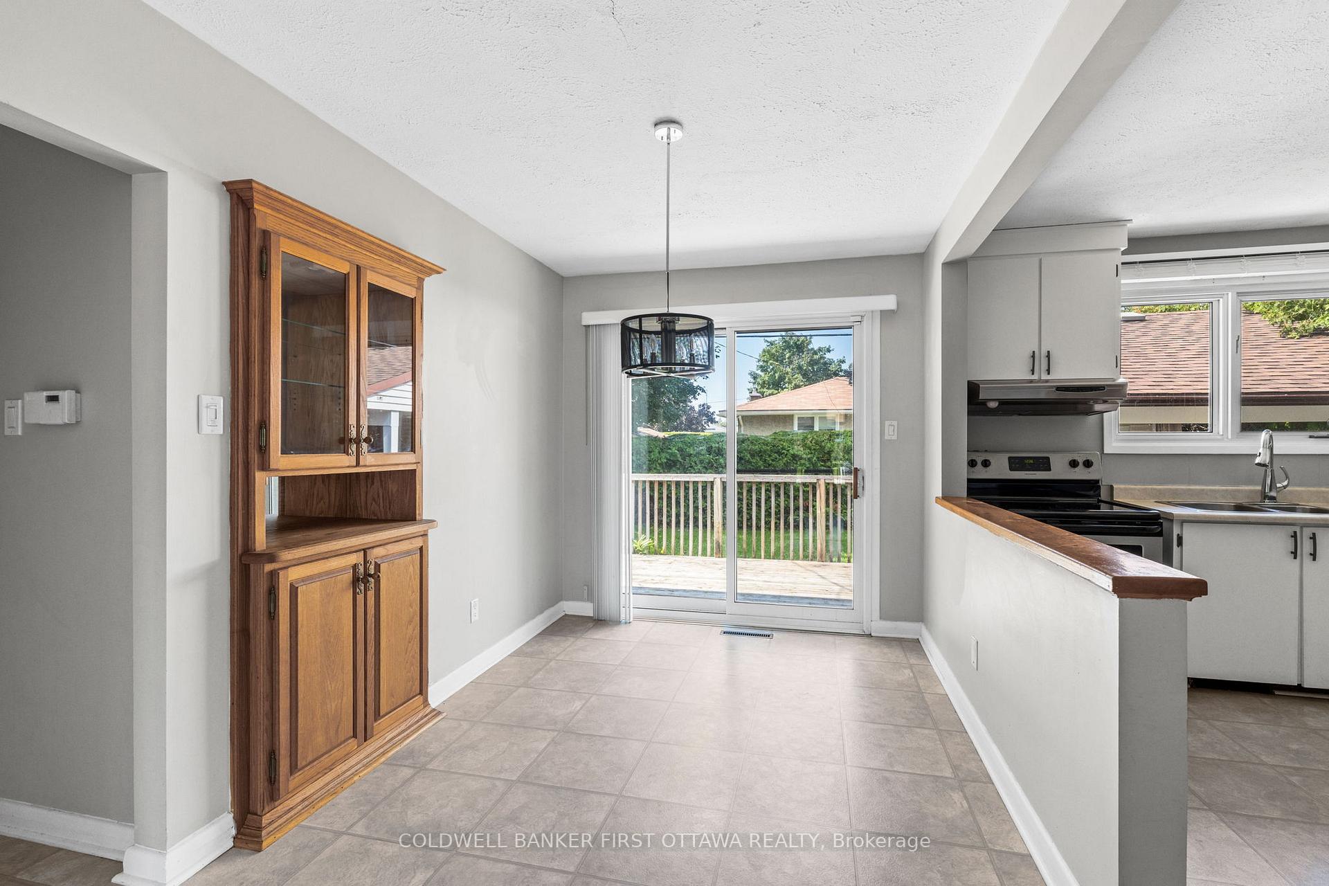 Photo 11 of 1316 Avenue U, Ottawa, Eastway Gardens/Industrial Park — HOMEH