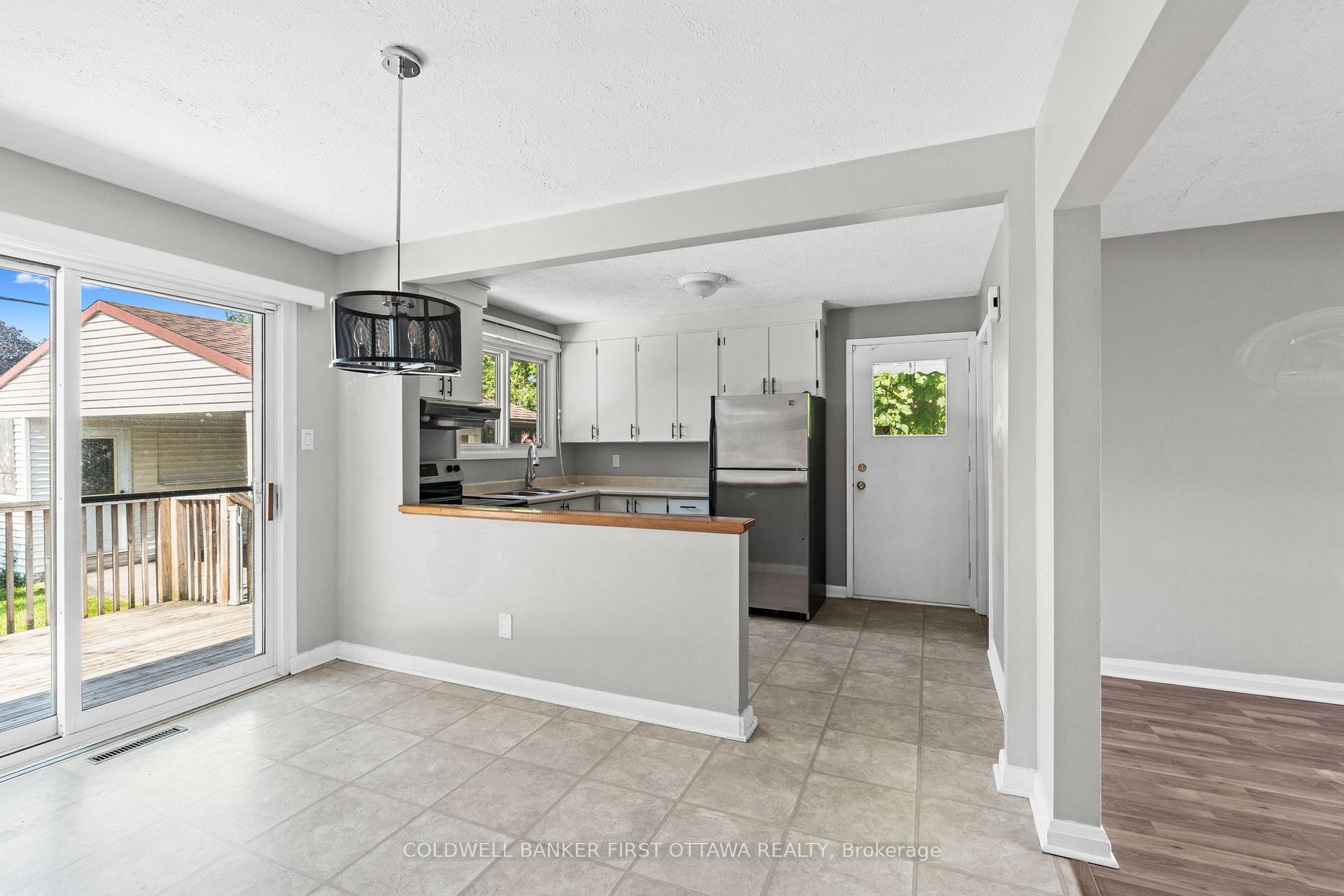 Photo 9 of 1316 Avenue U, Ottawa, Eastway Gardens/Industrial Park — HOMEH