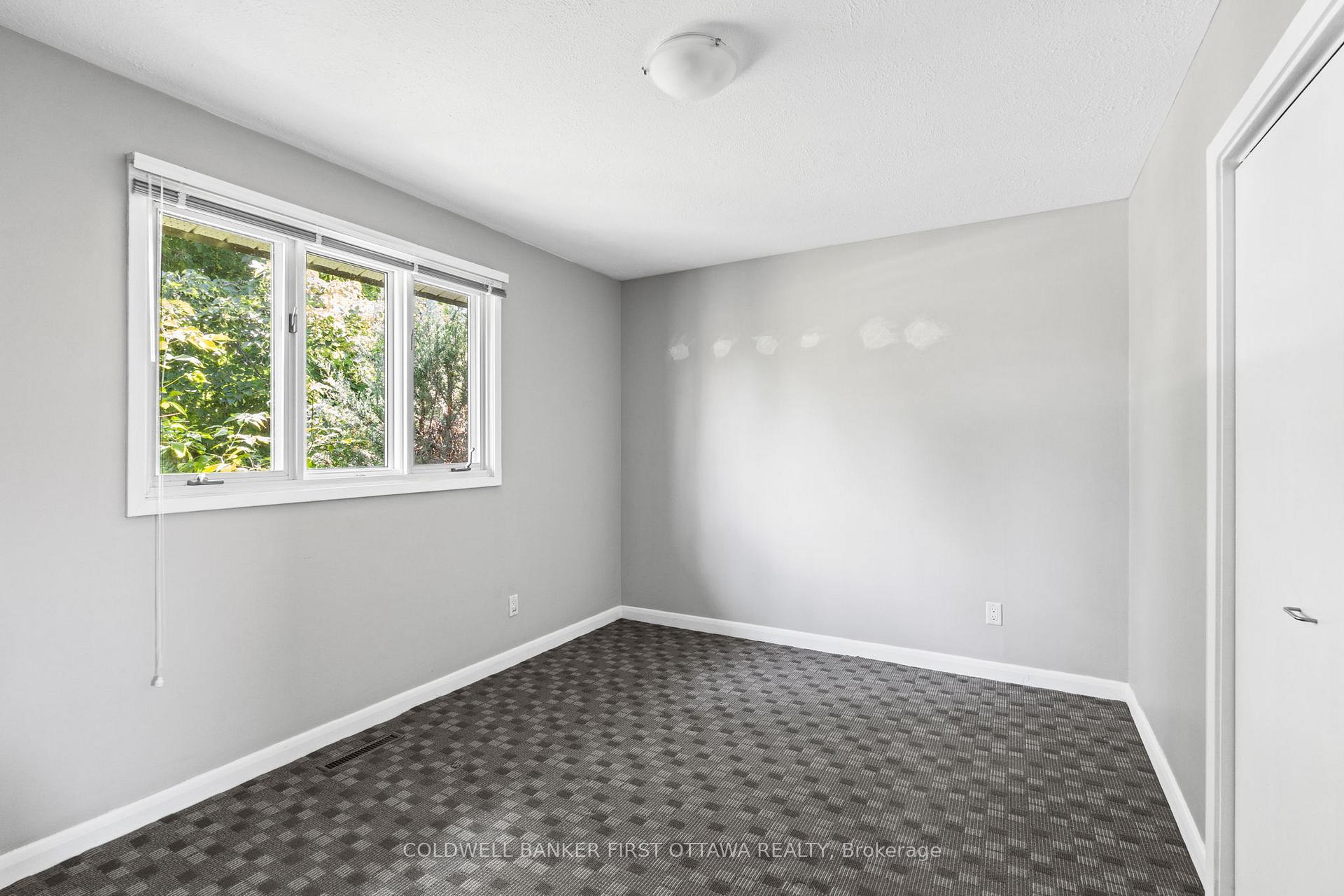 Photo 12 of 1316 Avenue U, Ottawa, Eastway Gardens/Industrial Park — HOMEH