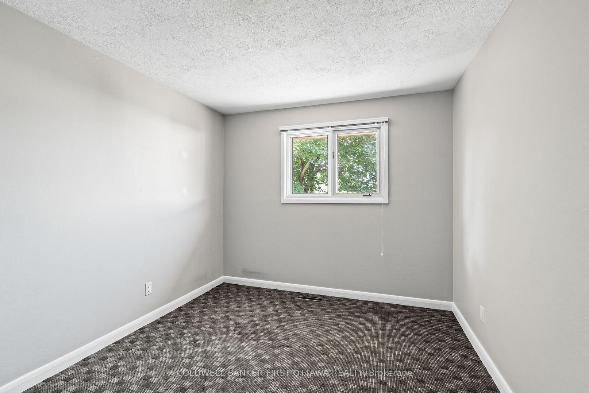 Photo 14 of 1316 Avenue U, Ottawa, Eastway Gardens/Industrial Park — HOMEH