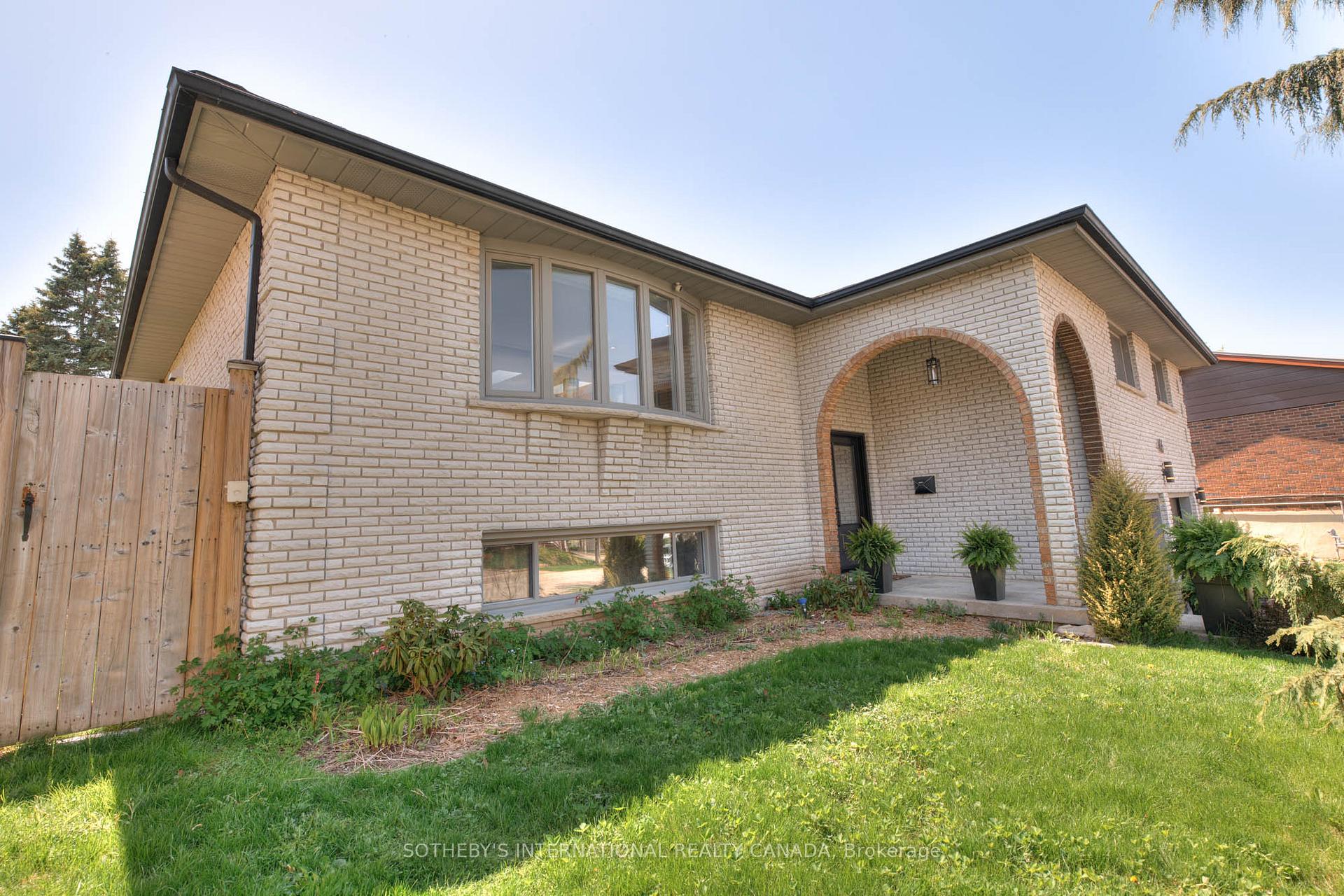 Photo 3 of 406 Lakeview Drive, Waterloo — HOMEH