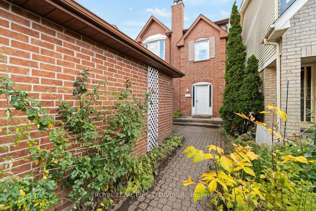 Photo 4 of 49 Esther Crescent, Vaughan, Crestwood-Springfarm-Yorkhill — HOMEH