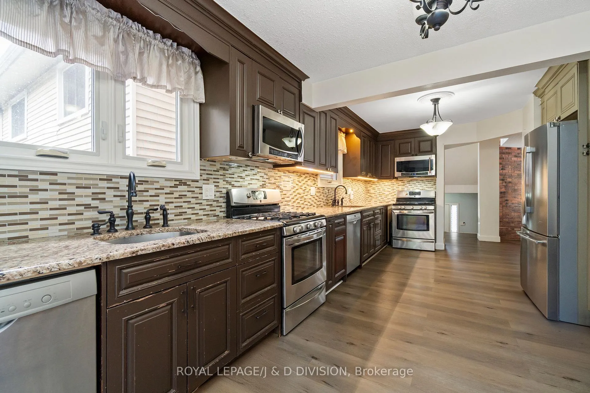 Photo 5 of 49 Esther Crescent, Vaughan, Crestwood-Springfarm-Yorkhill — HOMEH