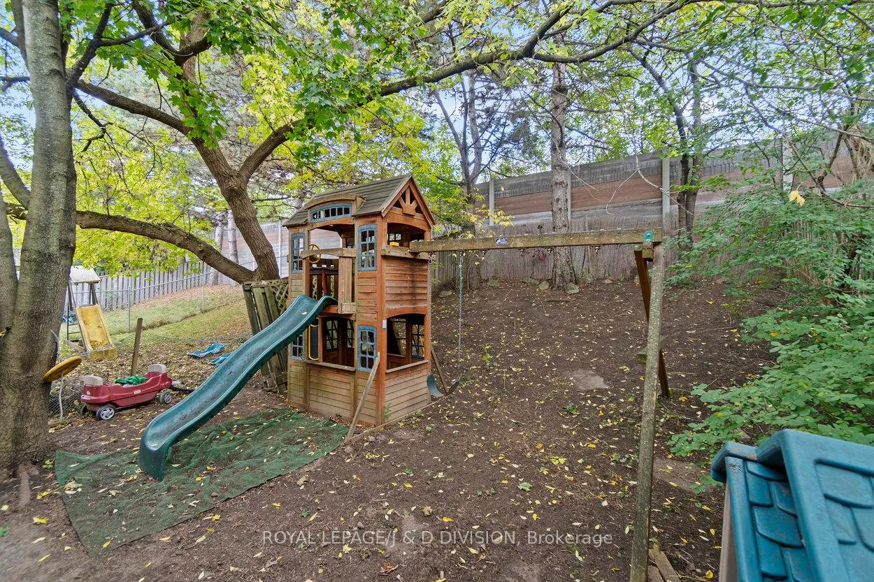Photo 8 of 49 Esther Crescent, Vaughan, Crestwood-Springfarm-Yorkhill — HOMEH