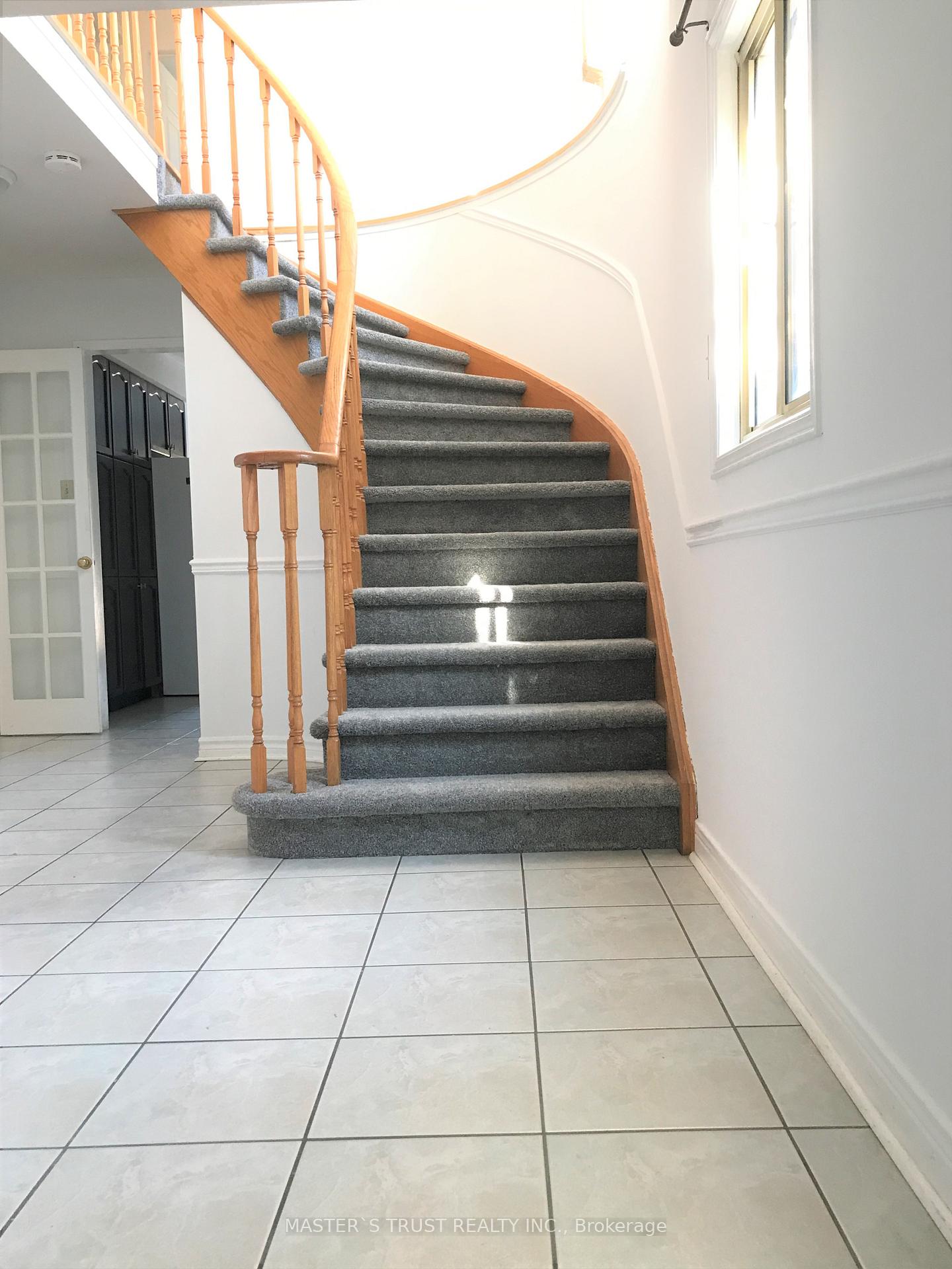Photo 2 of 567 Brownridge Drive, Vaughan, Brownridge — HOMEH